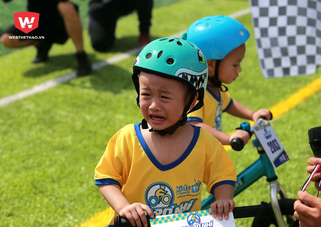 Đa phần các cua rơ nhí lần đầu tham dự còn bỡ ngỡ thì sẽ rất hay khóc đòi bố mẹ nhưng cậu bé này thì lại vô tư ''kêu gào'' khi...về nhất vô cùng xuất sắc Đa phần các cua rơ nhí lần đầu tham dự còn bỡ ngỡ thì sẽ rất hay khóc đòi bố mẹ nhưng cậu bé này thì lại vô tư ''kêu gào'' khi...về nhất vô cùng xuất sắc