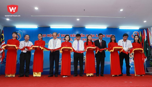 C&aacute;c đại biểu cắt băng khai trương trung t&acirc;m
