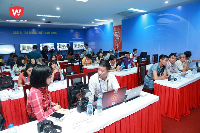 Trước khi Lễ khai trương ch&iacute;nh thức bắt đầu, đ&atilde; c&oacute; rất nhiều ph&oacute;ng vi&ecirc;n đến TRung t&acirc;m truyền th&ocirc;ng ABG 5 để l&agrave;m việc