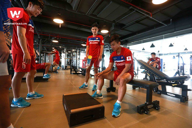 ''Mở h&agrave;ng'' đầu ti&ecirc;n l&agrave; hậu vệ Văn Thanh rồi đến Xu&acirc;n Trường nhưng hai ch&acirc;n s&uacute;t của Ho&agrave;ng Anh Gia Lai đều kh&ocirc;ng may mắn thực hiện th&agrave;nh c&ocirc;ng.