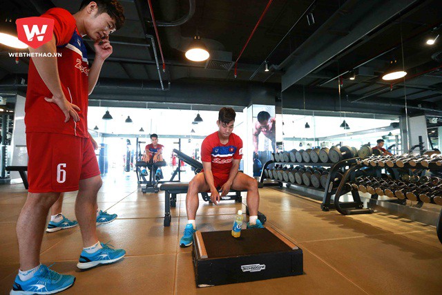 Do vậy, trong những ph&uacute;t giải lao giữa c&aacute;c nội dung t&acirc;p, học tr&ograve; của HLV Hữu Thắn đ&atilde; nghĩ ra kh&aacute; nhiều tr&ograve; chơi độc đ&aacute;o như tr&ograve; ''tung chai đứng y&ecirc;n'' m&agrave; Văn Thanh l&agrave; người khởi xướng.