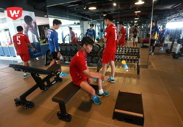 Nh&igrave;n th&igrave; đơn giản nhưng việc tunng chai l&ecirc;n kh&ocirc;ng trung rồi đ&aacute;p đất vẫn phải đứng y&ecirc;n như m&agrave;n biểu diễn của c&aacute;c VĐV thể dục dụng cụ quả thật kh&ocirc;ng hề dễ d&agrave;ng ch&uacute;t n&agrave;o.
