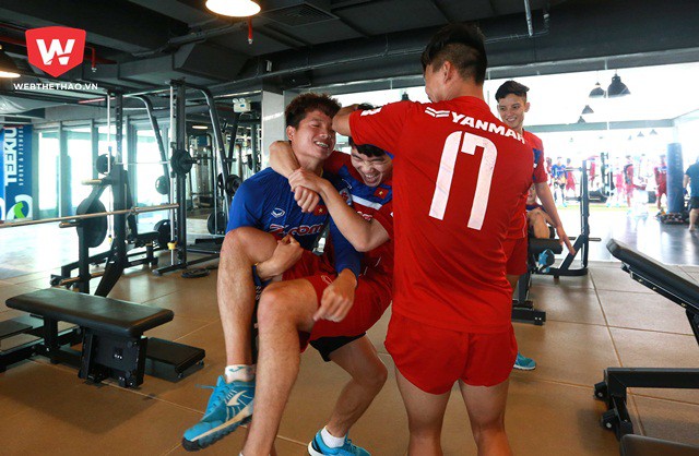 Kh&ocirc;ng dừng lại ở đ&oacute;, thủ th&agrave;nh số hai của U22 VN c&ograve;n c&oacute; một h&agrave;nh động ''k&igrave; quặc'' nừa l&agrave; lao đến &ocirc;m lấy Xu&acirc;n Trường...