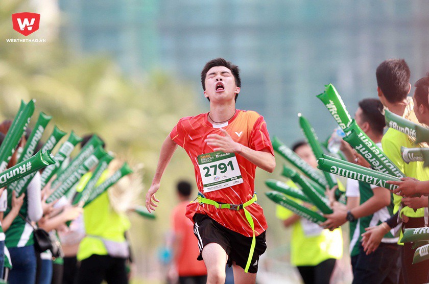 ...những giọt mồ hôi lăn dài trên má mang theo đầy quyết tâm của các runner ...những giọt mồ hôi lăn dài trên má mang theo đầy quyết tâm của các runner