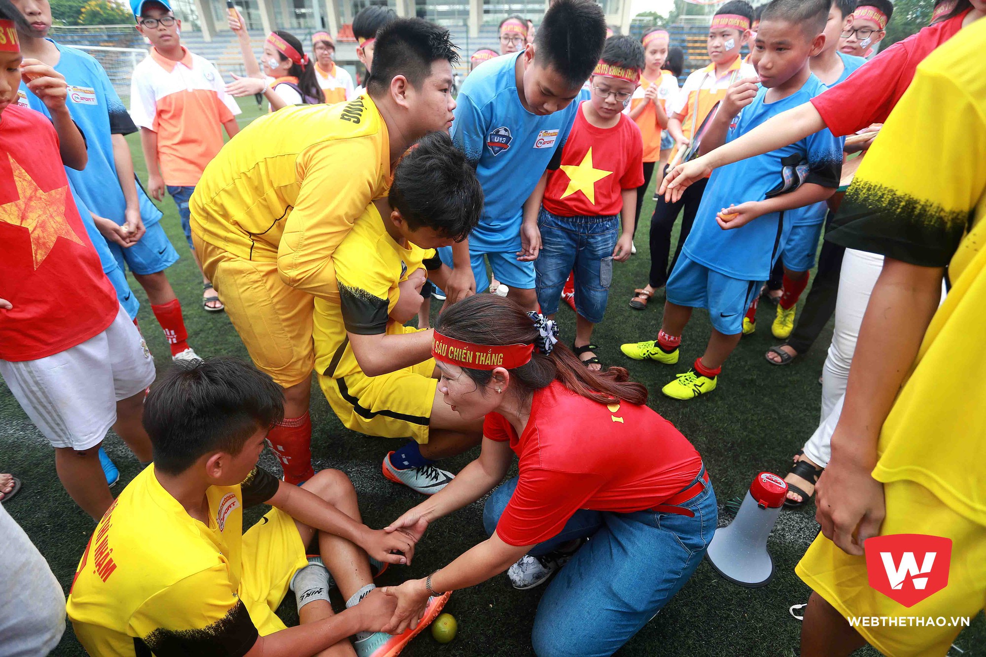 L&uacute;c n&agrave;y tinh thần do&agrave;n kết giữa hai đội được thể hiện m&ocirc;tj c&aacute;ch r&otilde; n&eacute;t vứoi rất nhiều cử chỉ v&ocirc; c&ugrave;ng cẩm động khi thầy c&ocirc; của trường V&otilde; Thị S&aacute;u...