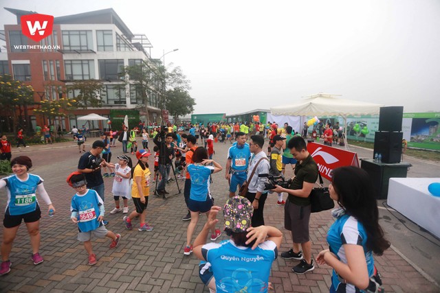 Từ hơn 6h s&aacute;ng, h&agrave;ng ng&agrave;n người y&ecirc;u chạy bộ tại H&agrave; Nội đ&atilde; đổ về c&ocirc;ng vi&ecirc;n Y&ecirc;n Sở để chuẩn bị tham gia giải chạy LDR Half Marathon 2018.