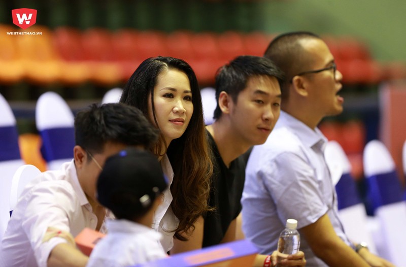 Khi trận đấu diễn ra, hoa hậu Dương Mỹ Linh cũng như bao CĐV trung thành của Hanoi Buffaloes luôn chăm chú theo dõi từng pha bóng diễn ra trên sân... Khi trận đấu diễn ra, hoa hậu Dương Mỹ Linh cũng như bao CĐV trung thành của Hanoi Buffaloes luôn chăm chú theo dõi từng pha bóng diễn ra trên sân...
