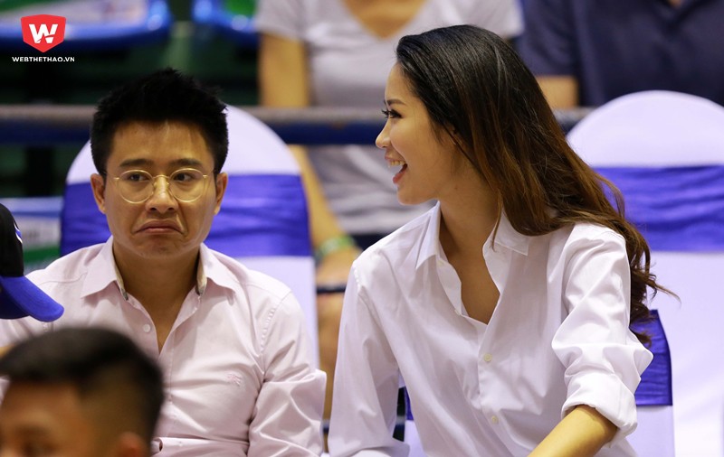 ...và thường xuyên trao đổi với người chồng của mình gần như tất cả các tình huống diễn ra. ...và thường xuyên trao đổi với người chồng của mình gần như tất cả các tình huống diễn ra.
