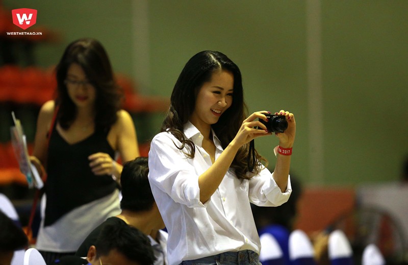 ...khi cô liên tục dùng máy ảnh cá nhân để chụp mọi thứ trên sân như các CĐV, các cầu thủ đang khởi động bên dưới... ...khi cô liên tục dùng máy ảnh cá nhân để chụp mọi thứ trên sân như các CĐV, các cầu thủ đang khởi động bên dưới...