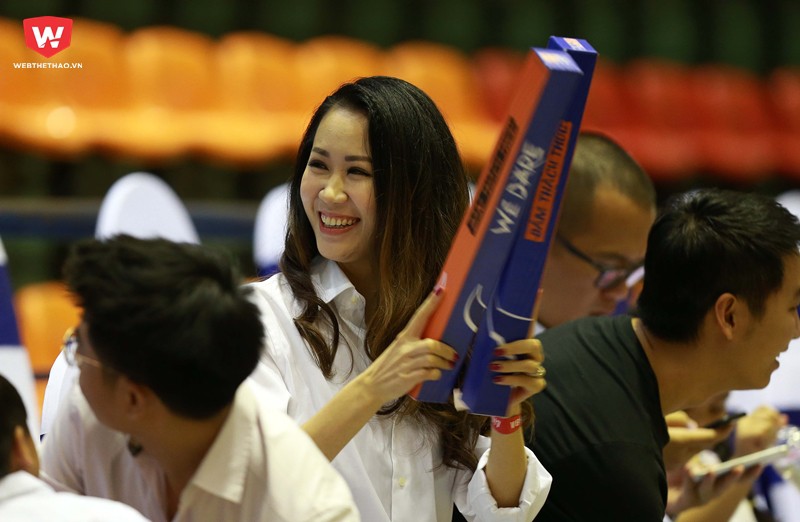 ...và cô đã thể hiện rất nhiều nụ cười rạng ngời ''xứng danh'' hoa hậu giành cho tất cả khán giả khi ''bầy trâu'' đã có chiến thắng đầu tiên trên sân nhà tại VBA 2017 sau khi hạ gục ''những đôi cánh'' đến từ Phương Nam. ...và cô đã thể hiện rất nhiều nụ cười rạng ngời ''xứng danh'' hoa hậu giành cho tất cả khán giả khi ''bầy trâu'' đã có chiến thắng đầu tiên trên sân nhà tại VBA 2017 sau khi hạ gục ''những đôi cánh'' đến từ Phương Nam.