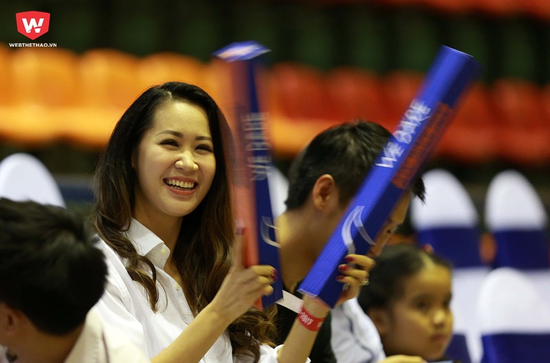 Không chỉ vậy, Dương Thùy Linh còn cổ vũ động viên đội quân của HLV Todd Purves vô cùng cuồng nhiệt với đôi thanh la luôn cầm trên tay... Không chỉ vậy, Dương Thùy Linh còn cổ vũ động viên đội quân của HLV Todd Purves vô cùng cuồng nhiệt với đôi thanh la luôn cầm trên tay...
