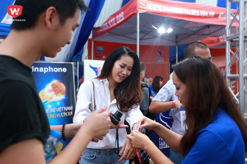 Trận đấu giữa Hanoi Buffaloes và Hochiminh Hoa hậu Dương Thùy Linh đã giành cho các khán giả có mặt tại NTĐ Bách Khoa rất nhiều nụ cười rạng rỡ khi Hanoi Buffaloes giành chiến thắng đầu tiên trên sân nhà tại VBA 2017 đến 17h mới bắt đầu nhưng hoa hậu thân thiện của cuộ thi hoa hậu Hoàn Vũ 2008 Dương Thùy Linh đã có mặt tại NTĐ Bách Khoa từ hơn 16h. Trận đấu giữa Hanoi Buffaloes và Hochiminh Hoa hậu Dương Thùy Linh đã giành cho các khán giả có mặt tại NTĐ Bách Khoa rất nhiều nụ cười rạng rỡ khi Hanoi Buffaloes giành chiến thắng đầu tiên trên sân nhà tại VBA 2017 đến 17h mới bắt đầu nhưng hoa hậu thân thiện của cuộ thi hoa hậu Hoàn Vũ 2008 Dương Thùy Linh đã có mặt tại NTĐ Bách Khoa từ hơn 16h.