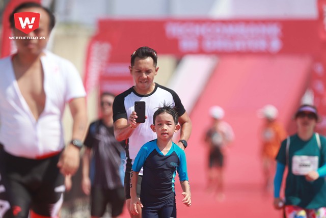 ...mà họ còn là những cameraman ghi lại rất nhiều khoảnh khắc khắc đáng yêu của con mình trên suốt chặng đường chạy. ...mà họ còn là những cameraman ghi lại rất nhiều khoảnh khắc khắc đáng yêu của con mình trên suốt chặng đường chạy.