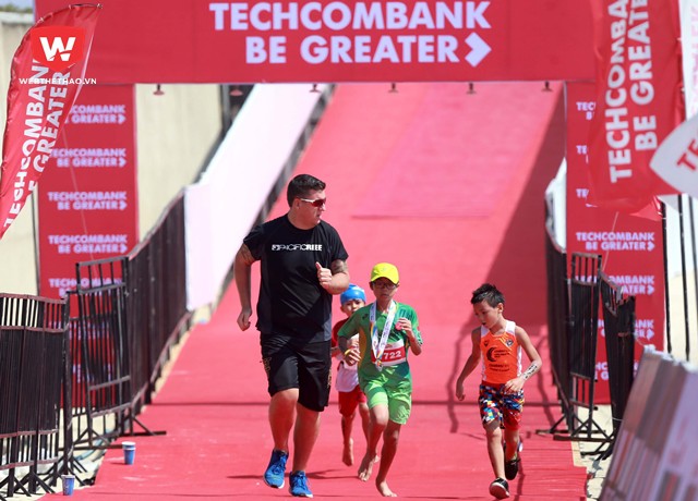 ...lẽo đẽo đi sau các thiên thần nhỏ của mình như một chỗ dựa tinh thần vững chắc cho các con vượt qua được nhiều thử thách khó khắn. ...lẽo đẽo đi sau các thiên thần nhỏ của mình như một chỗ dựa tinh thần vững chắc cho các con vượt qua được nhiều thử thách khó khắn.