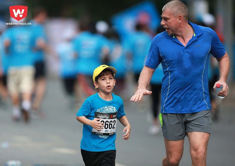 Các runner nhí phần lớn đều có các đấng sinh thành chạy kèm... Các runner nhí phần lớn đều có các đấng sinh thành chạy kèm...