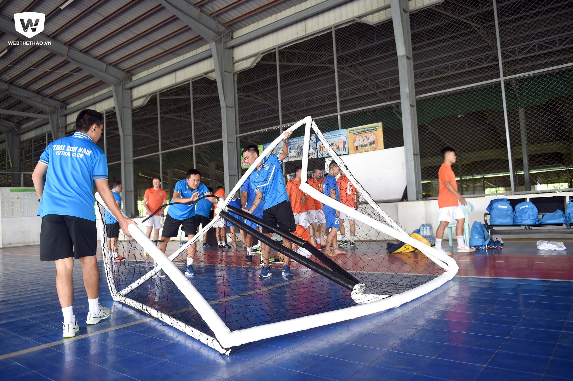 Tại giải đấu lần n&agrave;y, CLB Futsal Th&aacute;i Sơn Nam đ&atilde; mang sang Myanmar một số thiết bị luyện tập ti&ecirc;u chuẩn m&agrave; cụ thể l&agrave; khung th&agrave;nh bơm hơi của đội