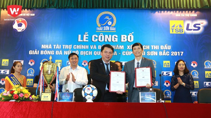 Lễ k&iacute; kết t&agrave;i trợ cho giải b&oacute;ng đ&aacute; nữ V&ocirc; địch Quốc gia - C&uacute;p Th&aacute;i Sơn Bắc 2017.