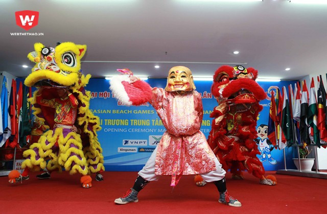 Lễ khai trương được bắt đầu bằng m&agrave;n m&uacute;a l&acirc;n c&ugrave;ng tiết mục nhảy hiện đại đặc sắc