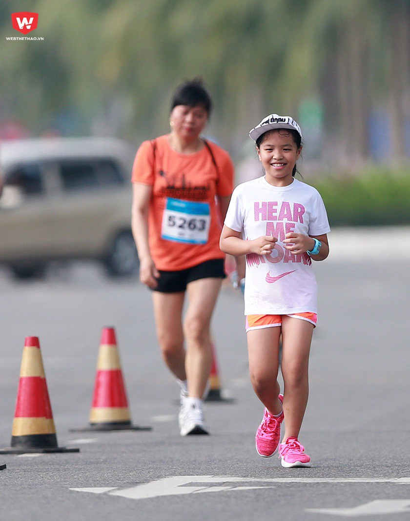 Trên suốt quãng đường dài, các em không chỉ chạy mà còn thể hiện sự đáng yêu của mình với những nụ cười luôn hiện hữu trên môi.... Trên suốt quãng đường dài, các em không chỉ chạy mà còn thể hiện sự đáng yêu của mình với những nụ cười luôn hiện hữu trên môi....