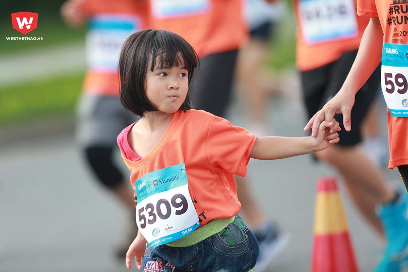 Vẻ đẹp hồn nhiên, dễ thương được các runner nhí này liên tục hiện hữu trên suốt quãng đường mà các em chạy qua. Vẻ đẹp hồn nhiên, dễ thương được các runner nhí này liên tục hiện hữu trên suốt quãng đường mà các em chạy qua.
