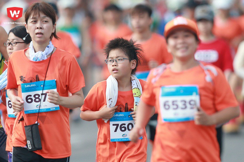 ...với những bước chạy vô cùng chắc chắn không hề thua kém bất kì một runner người lớn nào khác. ...với những bước chạy vô cùng chắc chắn không hề thua kém bất kì một runner người lớn nào khác.