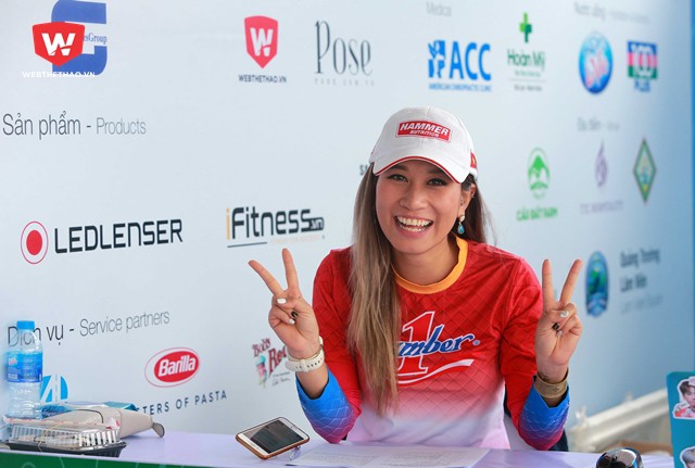 Không chạy nhưng nữ runner duy nhất của Việt Nam hoàn thành giải ultra marathon 4 Deserts Grand Slam cũng khiến nhieuf người phải chú ý đến vẻ đẹp rạng rỡ nhưng đầy sức mạnh của cô. Không chạy nhưng nữ runner duy nhất của Việt Nam hoàn thành giải ultra marathon 4 Deserts Grand Slam cũng khiến nhieuf người phải chú ý đến vẻ đẹp rạng rỡ nhưng đầy sức mạnh của cô.