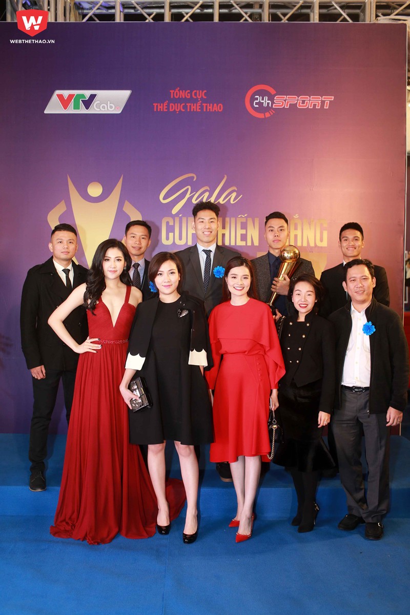 Á hậu Dương Tú Anh tự tin sải chân dài trên thảm đỏ Gala Cúp Chiến thắng. Người đẹp vốn là fan của CLB Thang Long Warriors. Với đôi chân dài miên man, Tú Anh cao không hề kém các VĐV bóng rổ Á hậu Dương Tú Anh tự tin sải chân dài trên thảm đỏ Gala Cúp Chiến thắng. Người đẹp vốn là fan của CLB Thang Long Warriors. Với đôi chân dài miên man, Tú Anh cao không hề kém các VĐV bóng rổ