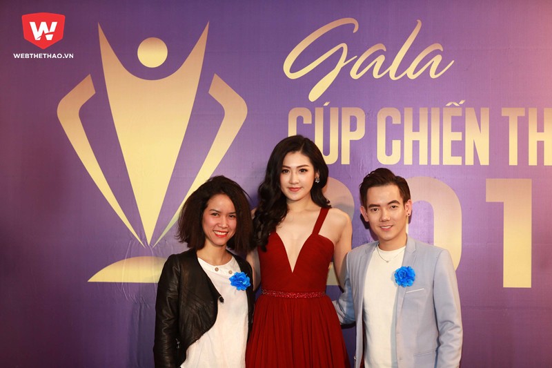 ...khi cô rất thaoir mái tạo dáng chụp hình với các khách mời khác đến dự Gala... ...khi cô rất thaoir mái tạo dáng chụp hình với các khách mời khác đến dự Gala...