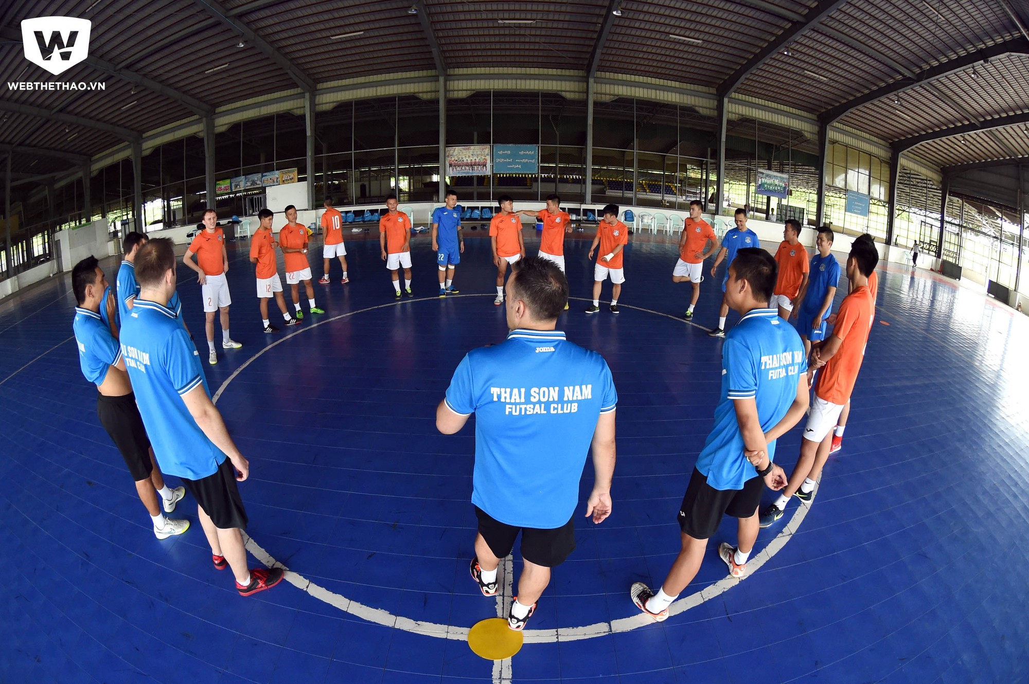 Trước khi bước v&agrave;o buổi tập, HLV Bruno Garcia Formoso trao đổi với cả đội về c&aacute;c nội dung trong buổi tập