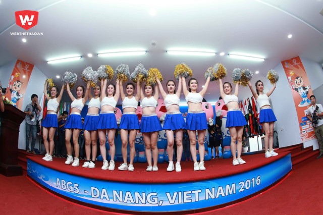 ...c&ugrave;ng với tiết mục nhảy hiện đại đặc sắc
