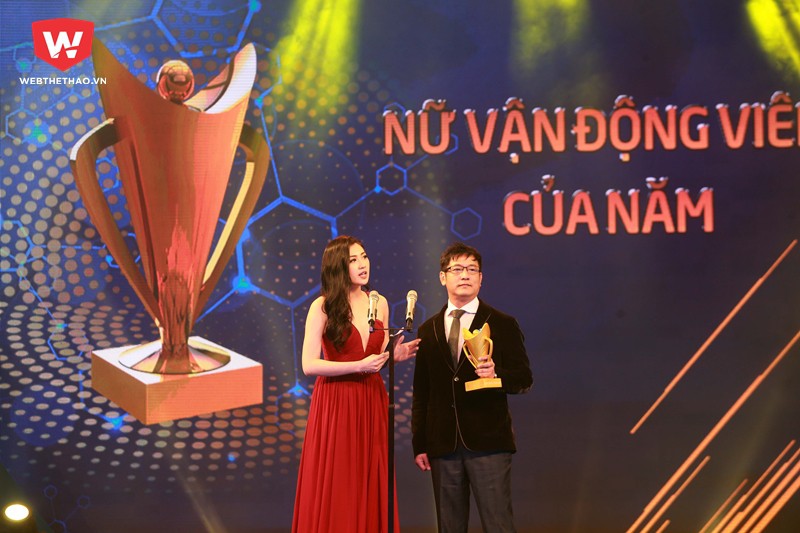 Và cô nàng cựu sinh viên Học viện Báo Chí chuyên ngành Phát thanh truyền hình đã không làm tất cả phải thất vọng khi hoàn thành nhiệm vụ của mình vô cùng trôi chảy và hấp dẫn. Và cô nàng cựu sinh viên Học viện Báo Chí chuyên ngành Phát thanh truyền hình đã không làm tất cả phải thất vọng khi hoàn thành nhiệm vụ của mình vô cùng trôi chảy và hấp dẫn.
