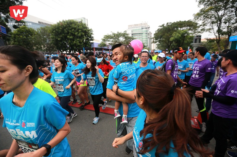 Bên trong ''dòng chảy'' của hàng ngàn runner vẫn có một số chân chạy siêu nhí... Bên trong ''dòng chảy'' của hàng ngàn runner vẫn có một số chân chạy siêu nhí...