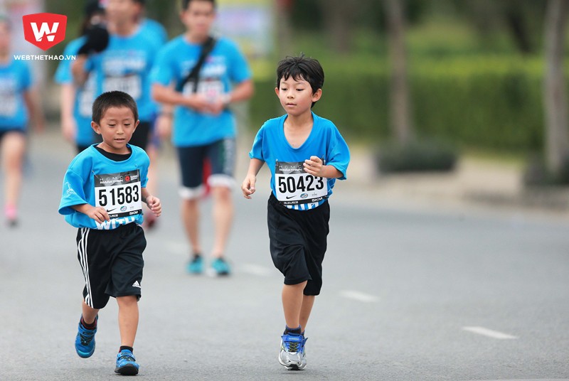 ...mà các em đã khiến cho người lớn phải ngả mũ thán phục khi các em không chỉ thể hiện sự đam mê, đoàn kết... ...mà các em đã khiến cho người lớn phải ngả mũ thán phục khi các em không chỉ thể hiện sự đam mê, đoàn kết...