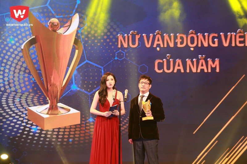 ...mà cô có một nhiệm vụ vô cùng quan trọng đó là cùng với ông Hoàng Hà (TGĐ công ty cổ phần thể thao 24h) công bố tên người chiến thắng trong hạng mục VĐV nữ của năm. ...mà cô có một nhiệm vụ vô cùng quan trọng đó là cùng với ông Hoàng Hà (TGĐ công ty cổ phần thể thao 24h) công bố tên người chiến thắng trong hạng mục VĐV nữ của năm.
