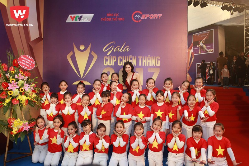 Nhưng ấn tượng nhất là khi Á hậu duyên dáng đứng cùng nhóm múa thiếu nhi khi các bé thể hiện mong muốn được chụp ảnh với người đẹp. Nhưng ấn tượng nhất là khi Á hậu duyên dáng đứng cùng nhóm múa thiếu nhi khi các bé thể hiện mong muốn được chụp ảnh với người đẹp.