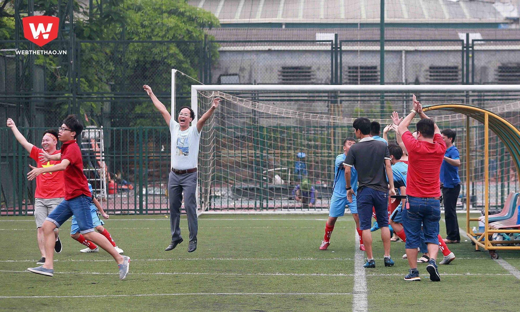 Sau trận đấu tất cả cầu thủ, BHL U13 V&otilde; Thị S&aacute;u tr&agrave;n ra s&acirc;n để ăn mừng th&agrave;nh quả m&agrave; họ đ&atilde; rất vất vả mới c&oacute; được.