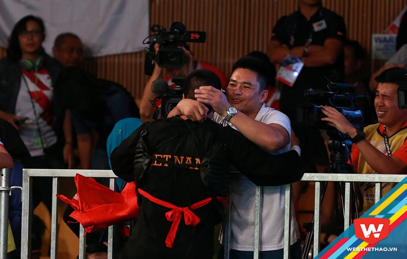 ...những Nguyễn Văn Trí không quên những con người thầm lặng đang đứng trên khán đài... ...những Nguyễn Văn Trí không quên những con người thầm lặng đang đứng trên khán đài...