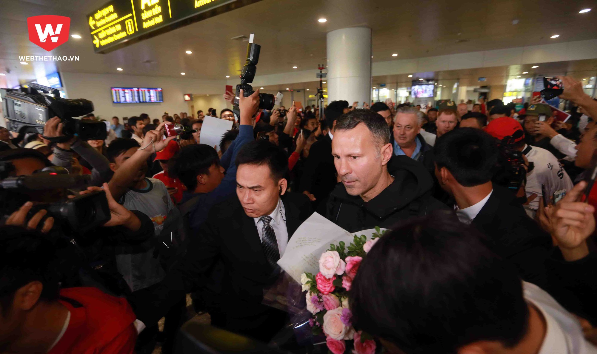 CĐV Man Utd tại Việt Nam vây kín Ryan Giggs và Paul Scholes