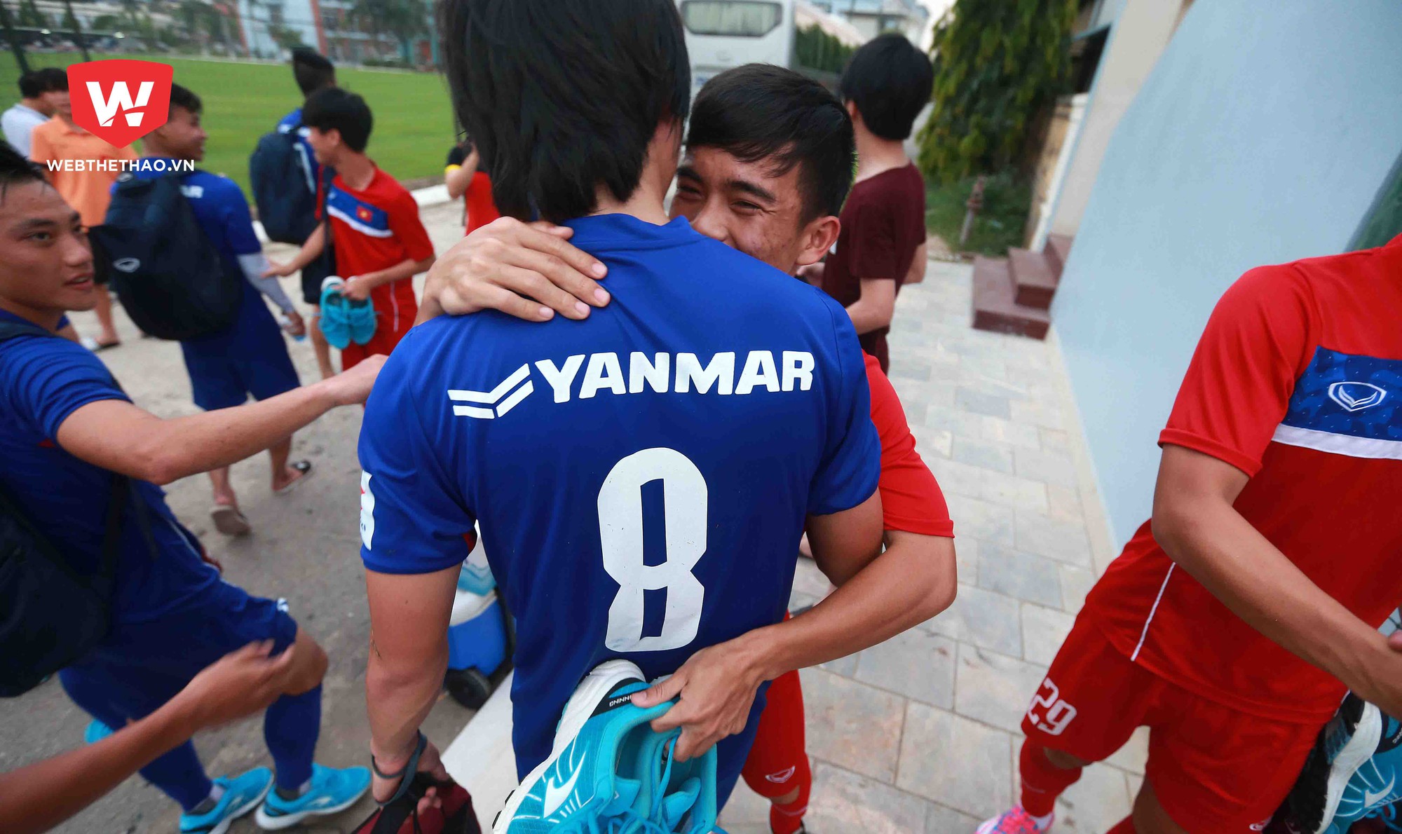 Cầu thủ U20 VN "ôm ấp" Công Phượng, Tuấn Anh bên lề buổi tập