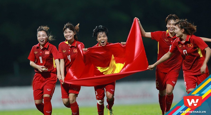 Cảm xúc vỡ òa khi các nữ cầu thủ Việt Nam lên ngôi hậu SEA Games 29