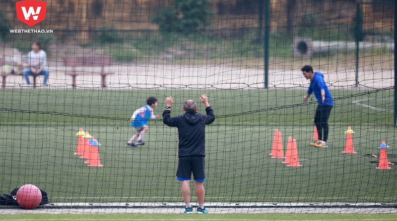 "Chán" U23, HLV Park Hang Seo chuyển sang xem bóng đá thiếu nhi!