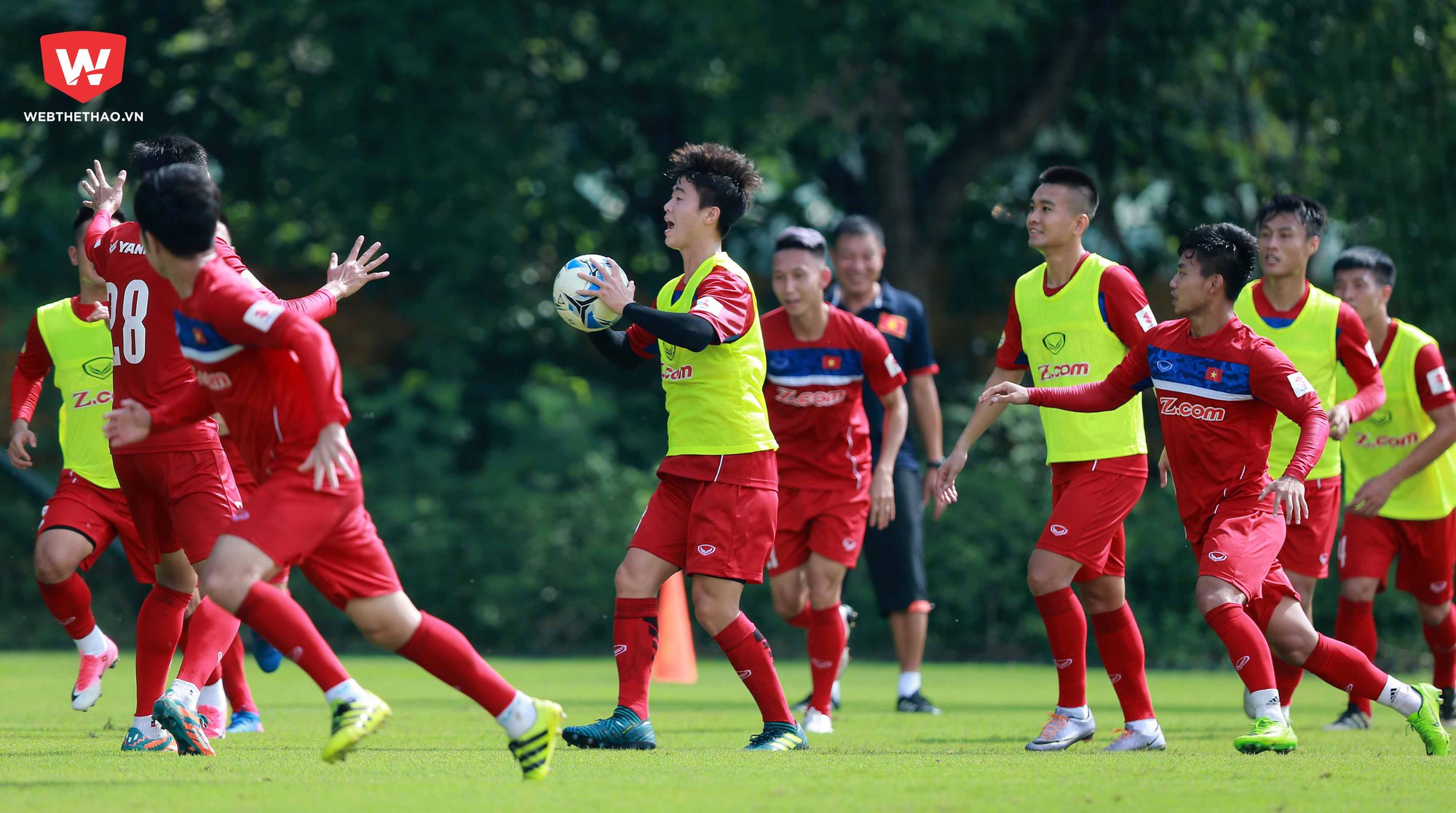 Chùm ảnh: Bỏ đá bóng, ĐTVN chuyển sang chơi... Rugby