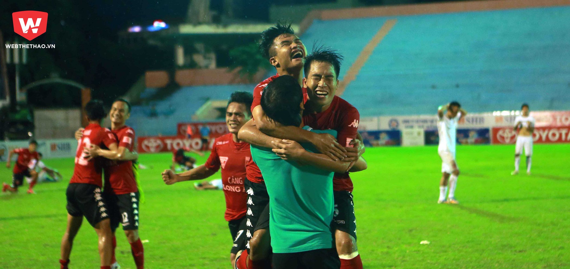 Chùm ảnh: Những cảm xúc trái ngược sau trận play-off giữa Long An và Viettel