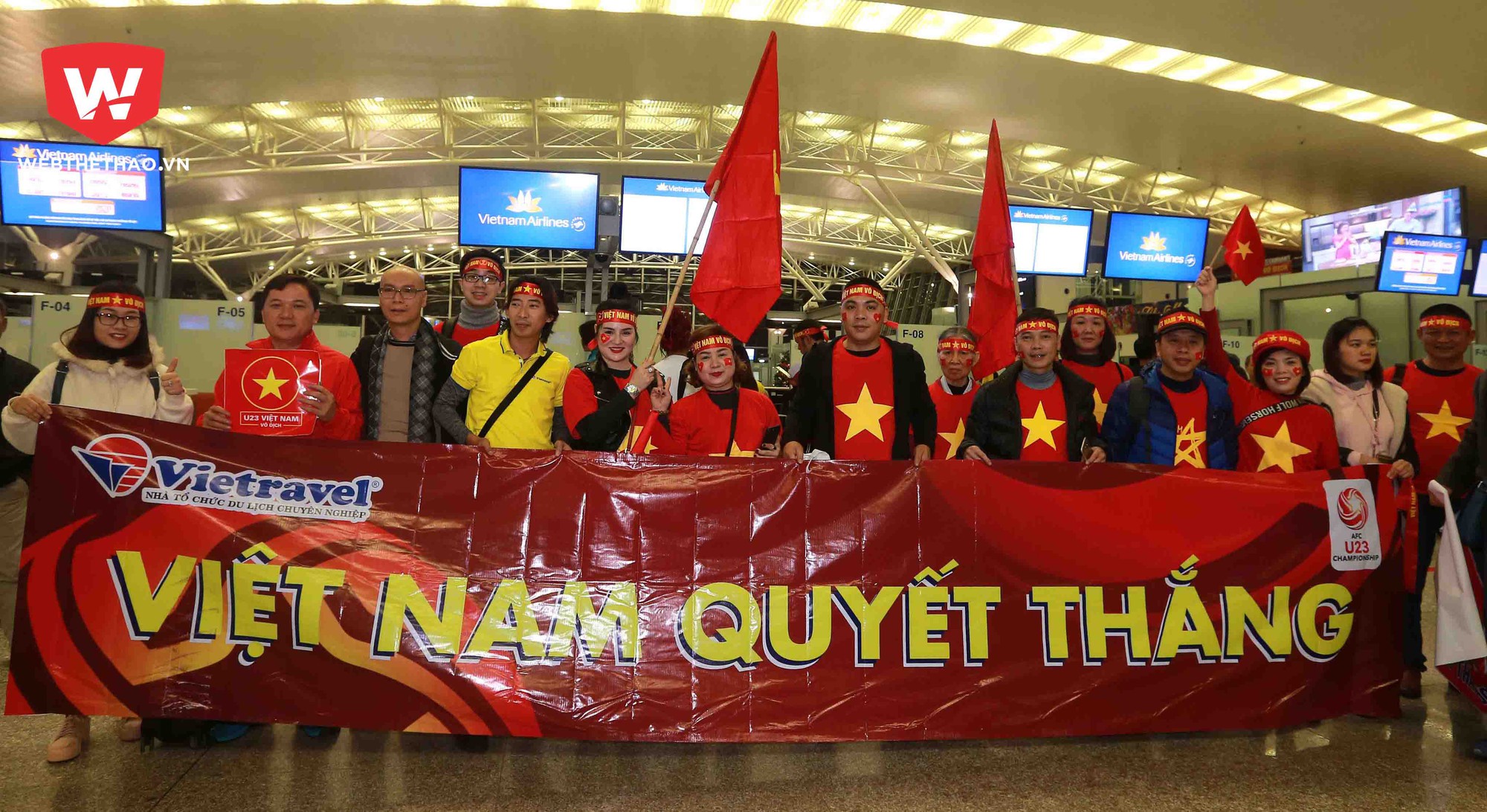 Chùm ảnh: Xuất ngoại lúc đêm tối vì U23 Việt Nam