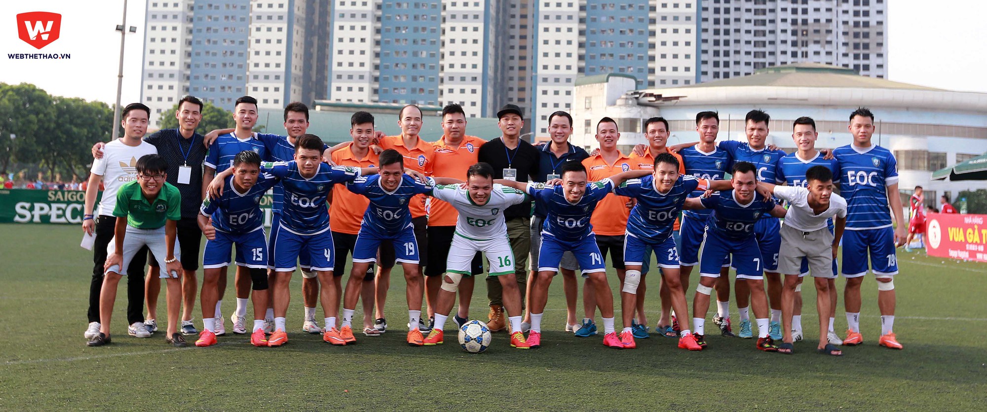 Tuấn Hưng chia vui với EOC trong ngày đăng quang