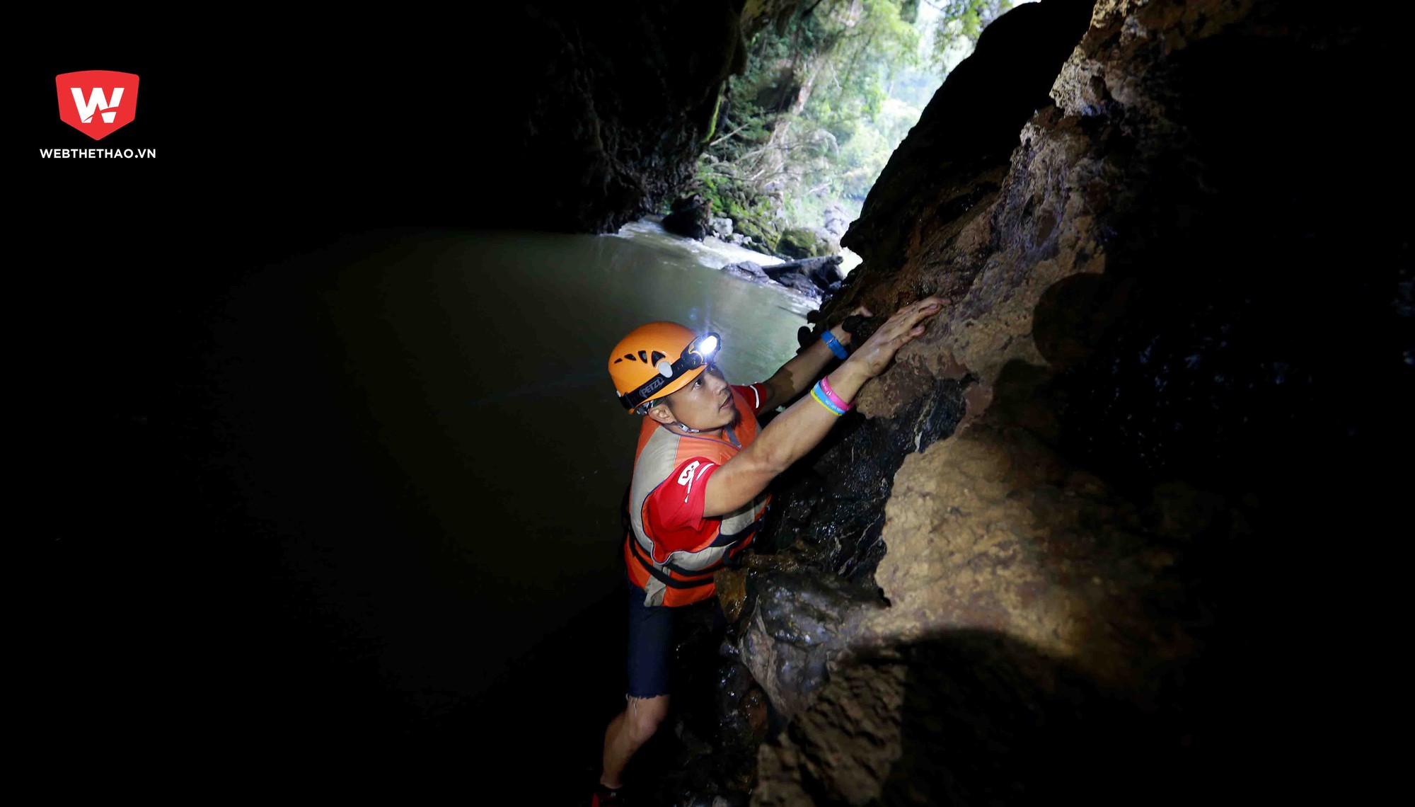 "Đứng hình" thử thách free soloing ở thiên đường hang động Tú Làn