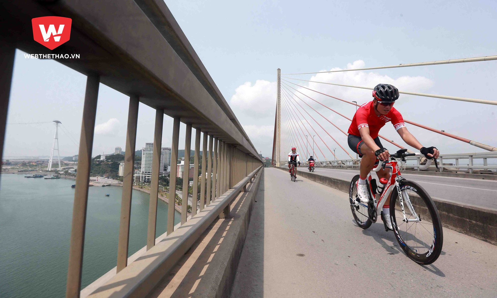 Hàng chục triathlete kiêu hãnh chinh phục cầu Bãi Cháy