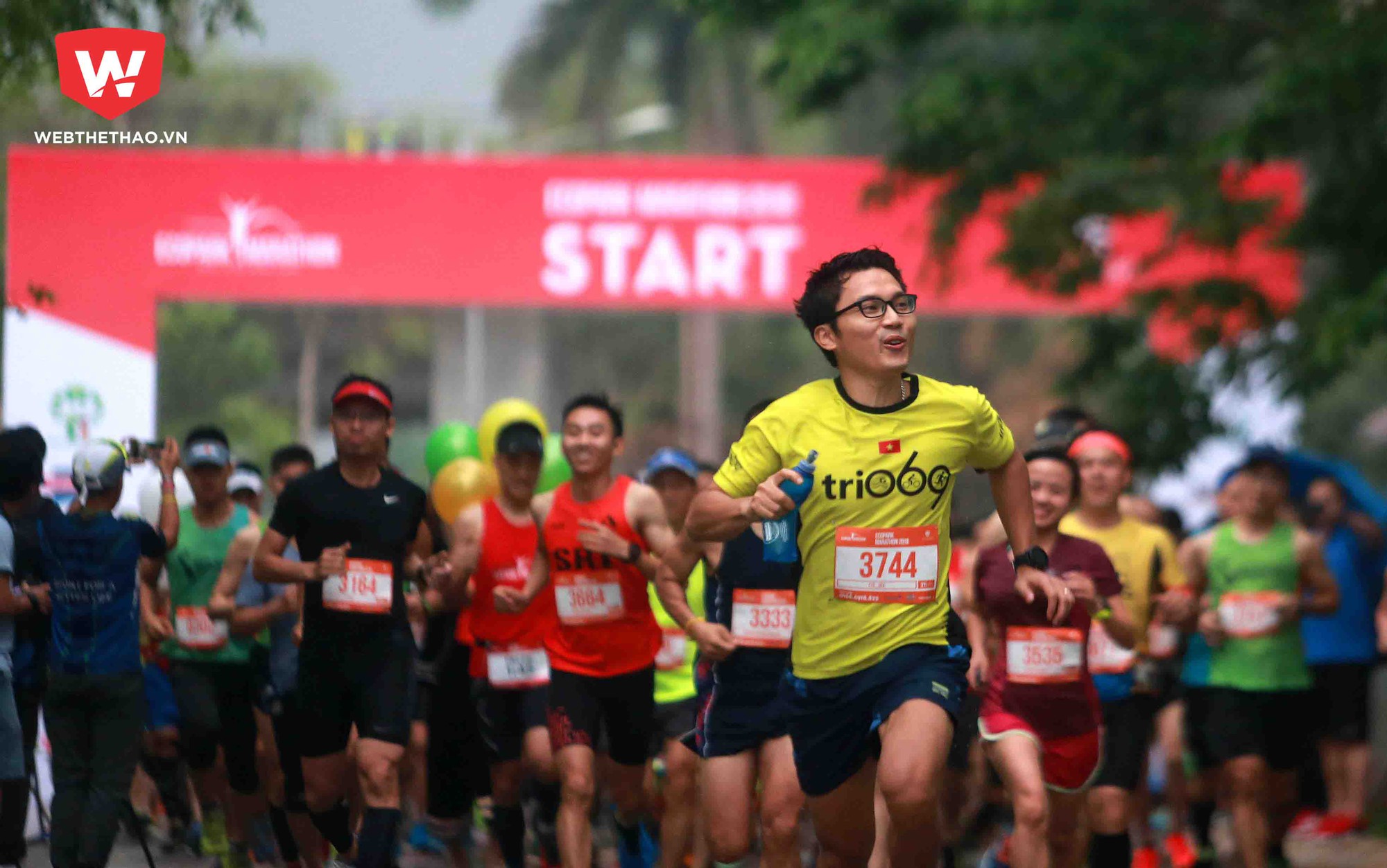 Hàng ngàn runner bất chấp mưa gió tranh tài tại Ecopark Marathon