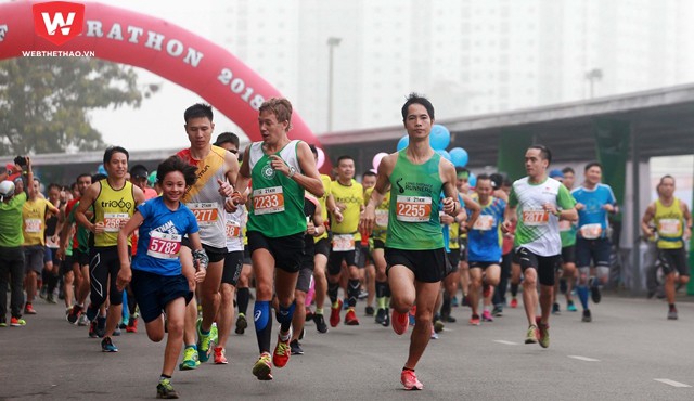 Hàng ngàn runner phá vỡ sự tĩnh lặng tại công viên Yên Sở
