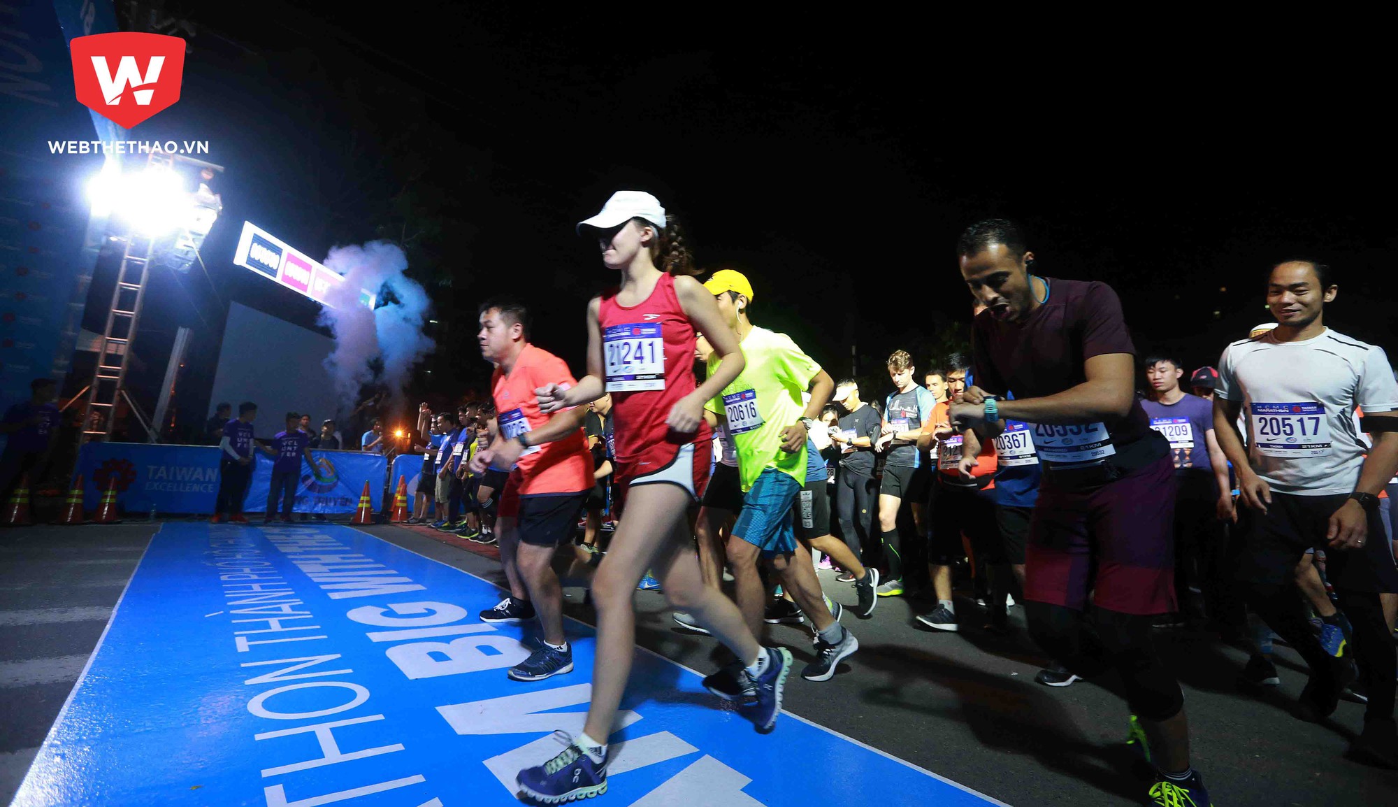 Hàng ngàn runner xuất phát trong đêm tại HCMC Marathon 2018